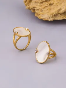 Gouden roestvrijstalen ovale schelp ring detail, elegante geometrische dames sieraden.