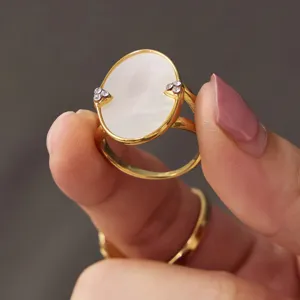 Minimalistische ovale natuurlijke schelp ring van goud roestvrij staal met chique strass.