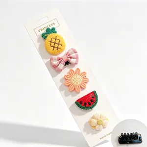 Vista dettagliata di forcine per animali domestici, con motivi di frutta e fiori lavorati.