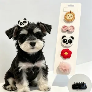 Dettaglio fermaglio per animali con panda e fiore all'uncinetto per cani di piccola taglia.