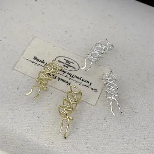 Elegante juego de clips de oreja de cinta metálica, diseño de corsé único joyas para mujeres.