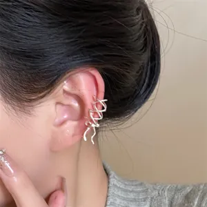 Clavija de oreja con lazo de cinta plateada, diseño minimalista único primer plano metalizado.