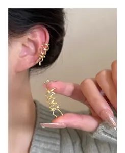 Pendiente de clip de cinta dorada para mujer sin piercing diseño de nicho elegante joya