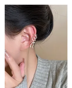 Pendiente ear cuff lazo plateado para mujer, clip de cartílago sin perforación elegante.