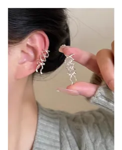 Primer plano detallado que muestra el diseno de manguito de oreja de cinta plateada.