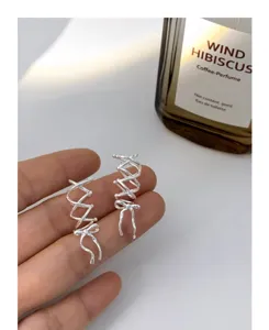 Pendiente de oreja con lazo plateado, elegantes pendientes de clip sin perforación, joyas chic.