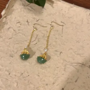 New Chinese style handmade long tassel earrings with green jade pendants and delicate pearls.