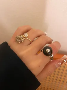 Λεπτομερές κοντινό πλάνο χειροποίητων δαχτυλιδιών με χάντρες, κρυστάλλους και μοναδικές πέτρες.