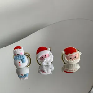 Weihnachtliche Cartoon Harzringe mit Schneemann und Weihnachtsmann Motiv und goldenem Metallring.