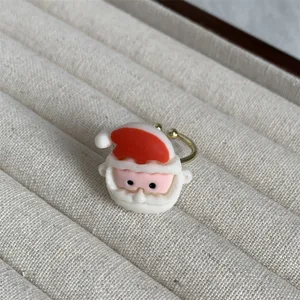 Nahaufnahme eines süßen Weihnachtsmann-Harzrings mit verstellbarem Metallband für Feste.