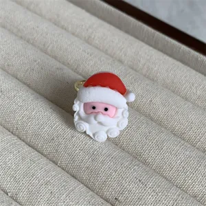 Nahaufnahme des niedlichen Harz Weihnachtsmann Ring Charms, festliches Zubehör.