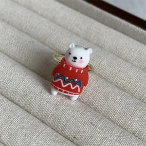 Niedlicher Weihnachts Eisbaer Harz Ring mit rotem Pullover, schicker Modeschmuck.