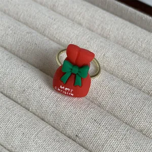 Nahaufnahme des süßen Weihnachtsgeschenktüten-Rings mit grüner Schleife und feinem Band.