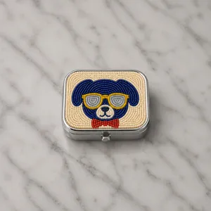 Boîte à pilules perlée à la main, design de chien mignon avec lunettes, étui à bijoux en métal.