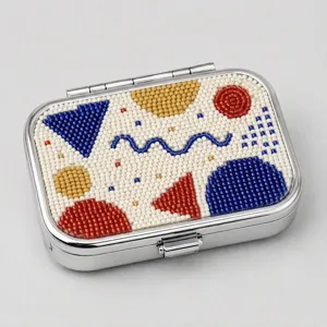 Tragbare rechteckige Pillendose aus Metall mit buntem geometrischem Perlenmosaik-Deckel.