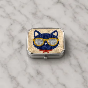 Porte-pilules chat en perles fait main avec lunettes de soleil, bel étui à bijoux.