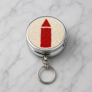 Porte-clés pilulier en métal de perles de rocaille avec un joli motif de crayon rouge.