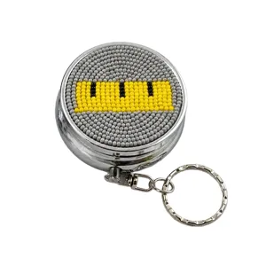 Porte-clés boîte à pilules en métal avec motif de perles, contenant portable pour petits objets.
