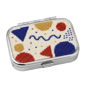 Tragbare Metall Pillendose mit geometrischem Perlendesign, kleiner rechteckiger Pillenbehälter.