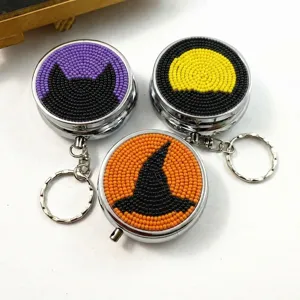 Boîte à Pilules en Métal Ronde Brodée de Perles de Verre d'Halloween Porte-clés Créatif Chapeau de Sorcière Chat Noir Organisateur Portable