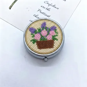 Handgemachte Perlen Metall Schmuckdose, exquisite perlenbesetzte Blumen Design Aufbewahrung.