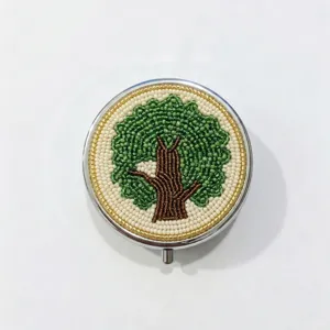 Handgefertigter dekorativer Saatperlen Baum Taschenspiegel und Pillendose Detailansicht.