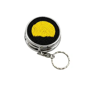 Porte-clés pilulier en métal perlé avec design créatif noir et jaune pour rangement de poche.