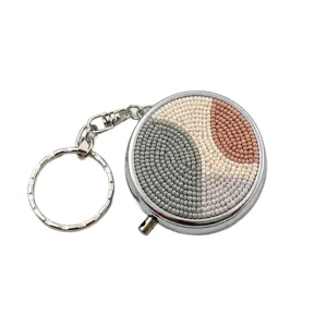 Porte-clés pilulier en métal perlé fait main, boîte de rangement géométrique portable chic.