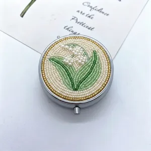 Handgefertigte Perlen Schmuckschatulle mit elegantem Maiglöckchen Blumen Motiv Detail.