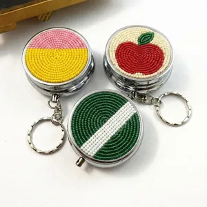 Boîte à Pilules en Métal avec Perles Faite à la Main Porte-clés Boîte de Rangement Portable Motif Pomme Rouge Cadeau