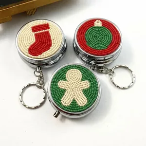 Weihnachten Stickperlen Metall Pillendose Schlüsselanhänger Lebkuchenmann Socke Hängendes Ornament Handgefertigt Mini Runde Aufbewahrungsbox Case