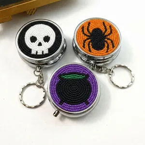 Halloween Handgefertigte Perlen Metall Pillendose Schlüsselanhänger Tragbare Mini Medizin Aufbewahrungsbox Totenkopf Spinne Kessel Anhänger