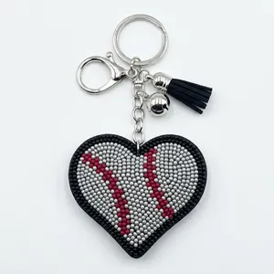 Detailaufnahme des herzförmigen Baseball-Perlen-Schlüsselanhängers mit Ringen und Quaste.