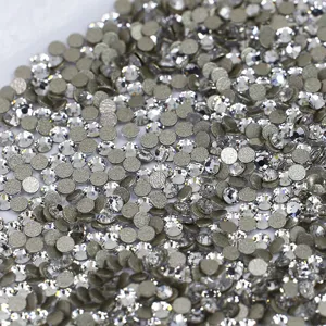 Nahaufnahme von klaren weißen flachen runden Glas-Strasssteinen für Nagelkunst und DIY-Basteln.