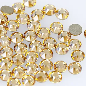 Makro-Detailansicht glänzender Champagner-Rundflachboden-Glas-Strasssteine für Nagelkunst DIY.