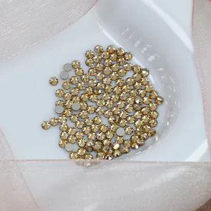 Detailansicht glitzernder champagnerfarbener Flachboden-Glas-Strasssteine für Nagelkunst.