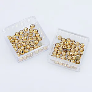 Strass in vetro piatti dorati in scatole trasparenti per nail art e decorazione fai da te.