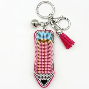 Detailansicht des Perlen-Stift-Schlüsselanhängers mit rosa Quaste und Metallring für schöne Taschen.