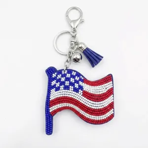 Detaillierte Nahaufnahme des handgefertigten Perlen-USA-Flaggen-Schlüsselanhängers mit blauer Quaste.