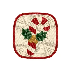 Handgefertigter Perlen-Weihnachtsuntersetzer mit Zuckerstange und Stechpalmen-Design für Festtage.