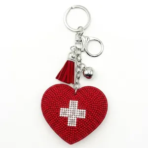 Perlen roter Herz Schlüsselanhänger mit medizinischem Kreuz Design und Quaste für Tasche.
