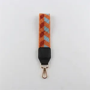 Nahaufnahme des gewebten Rocailles Perlen Handschlaufs, bunten Schlüsselbands und Handyschlaufs.