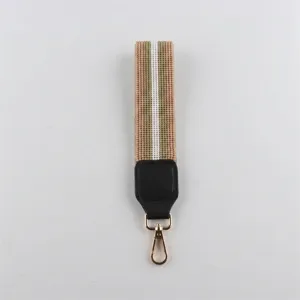 Detailansicht des bunten Perlen-Armbands mit schwarzem Lederverbinder und goldenem Karabiner.