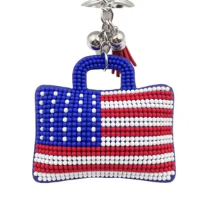 Handgefertigter Perlen Schlüsselanhänger Handtasche im US Flaggen Design, Hauptansicht.