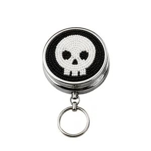 Handgemachte Rocailles Perlen Totenkopf Metall Pillendose tragbarer Schlüsselanhänger