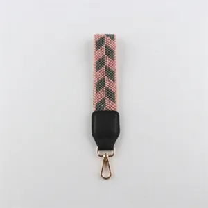 Nahaufnahme des handgefertigten rosa-grauen Perlenarmbands mit goldenem Karabinerhaken.