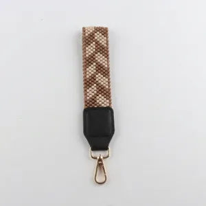 Perlen Handschlaufe Detail, handgefertigt braunes Fischgräten gewebtes Design mit goldenem Karabiner.