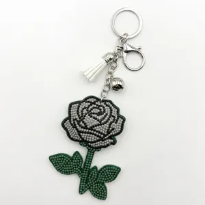 Porte-clés rose en perles avec pompon blanc et breloque en métal pour sac et clés de voiture