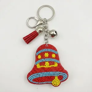 Handgefertigter Perlen-Glocken-Schlüsselanhänger Detail, rote Perlen Taschenanhänger mit Quaste.