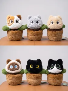Primer plano de lindos peluches de gatos en maceta, con suaves diseños de gatitos.